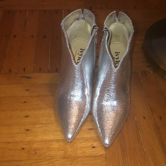 NEW IVYLEE COPENHAGEN VIVIAN V-Cut Boots in silver EU 36 US 6