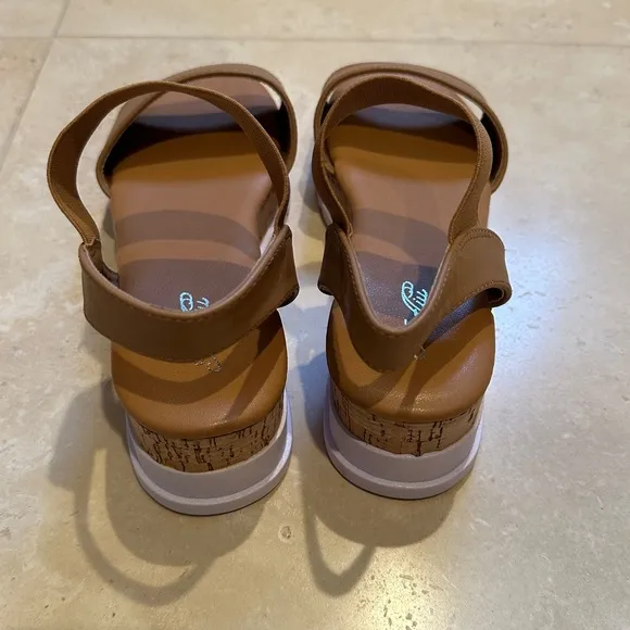 NEW Katliu Wedge Platform Sandals Size 9