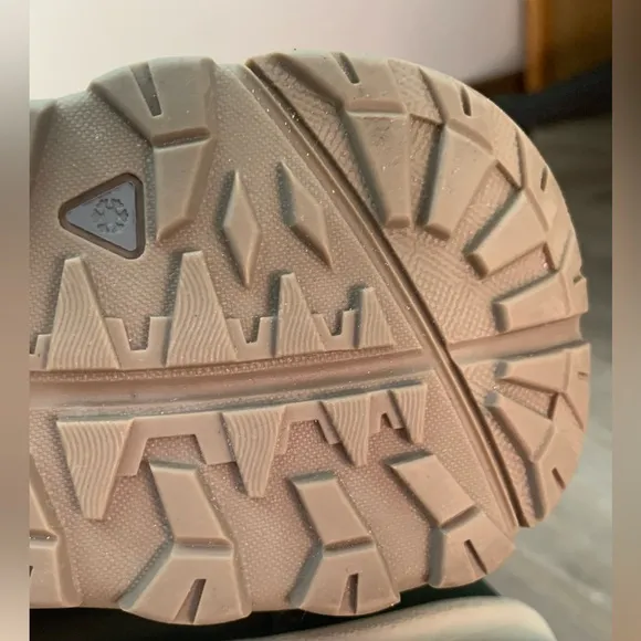 New Keen Women Waterproof Ankle Boots.