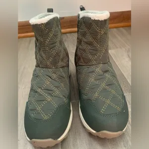 New Keen Women Waterproof Ankle Boots.