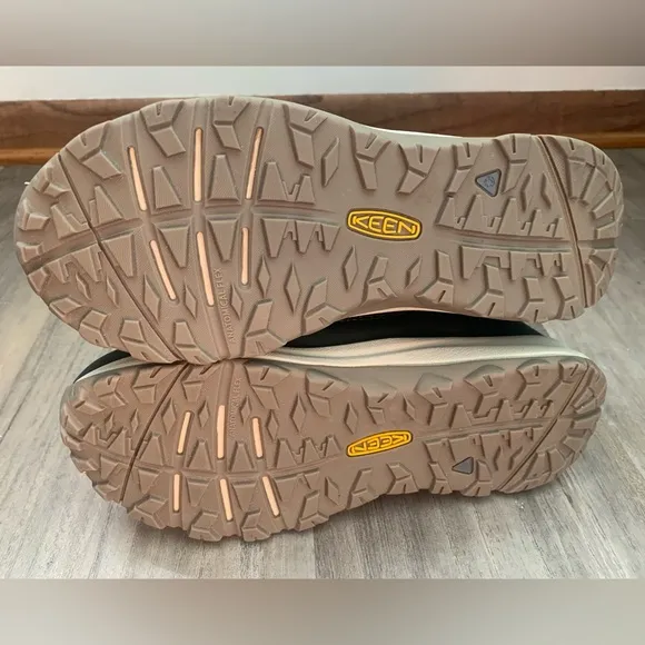 New Keen Women Waterproof Ankle Boots.