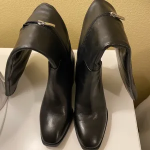 NEW!!! Nordstrom Black Leather Boots size (5.5)