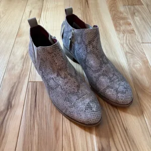NEW TOMS Reese Cobblestone Snake Printed Suede Ortholite Ankle Boots
