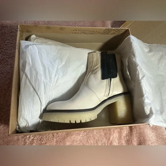 NIB Free People James Chelsea Leather Boots in White Size 40