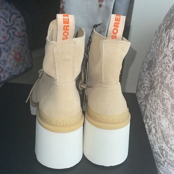 NIB Sorel hi-line heel lacce boots