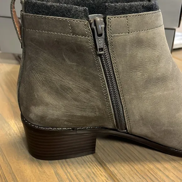 NIB Vionic Hope Joslyn Heeled Ankle Boot in Charcoal