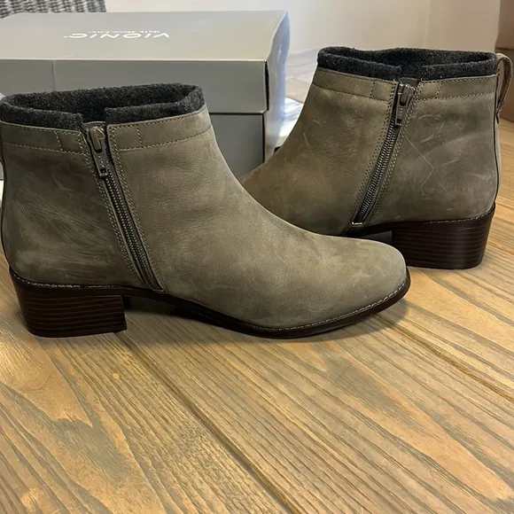 NIB Vionic Hope Joslyn Heeled Ankle Boot in Charcoal