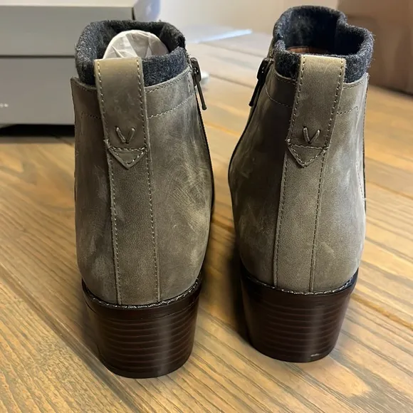 NIB Vionic Hope Joslyn Heeled Ankle Boot in Charcoal