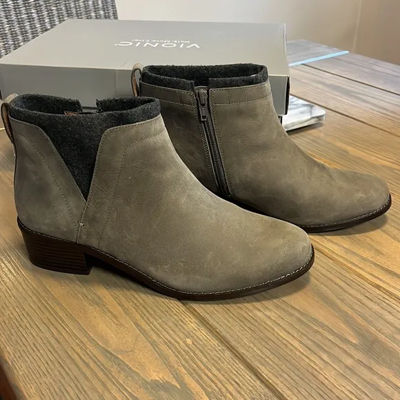 NIB Vionic Hope Joslyn Heeled Ankle Boot in Charcoal