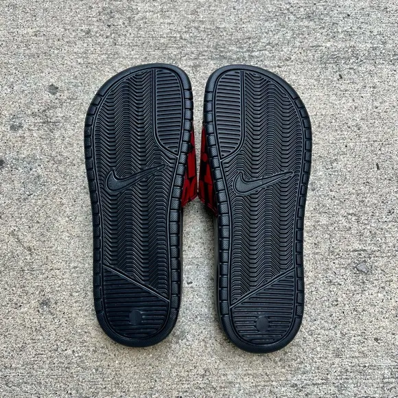 NIKE BENASSI SLIDES JUST DO IT BLACKS UNIVERSITYS REDS SWOOSH