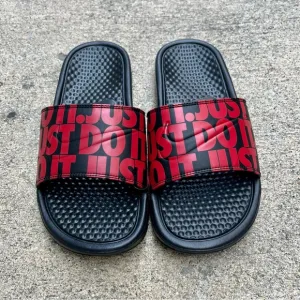 NIKE BENASSI SLIDES JUST DO IT BLACKS UNIVERSITYS REDS SWOOSH