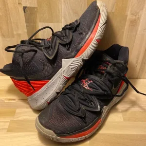 Nike Men's Black and Red Basketball Shoes