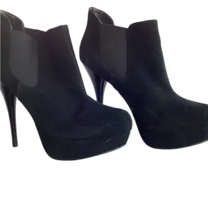 NWB Steve Madden Black Genuine Suede Booties with 5” Heel Sz 9.5