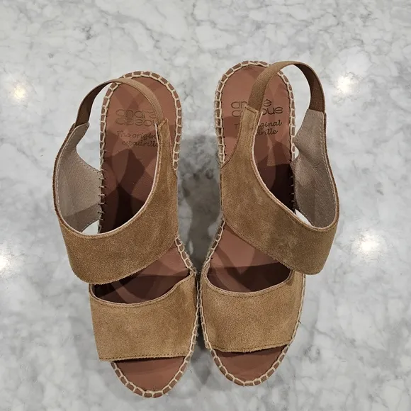 NWOB Andre Assous Suede Camel Espadrille Wedge Sandals size 10‎