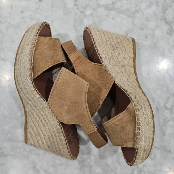 NWOB Andre Assous Suede Camel Espadrille Wedge Sandals size 10‎