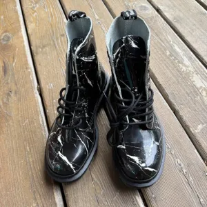 NWOT Dr Martens 1460 Pascal Marble Black/White Ankle 8 hole Boots - EU 38/ US 7