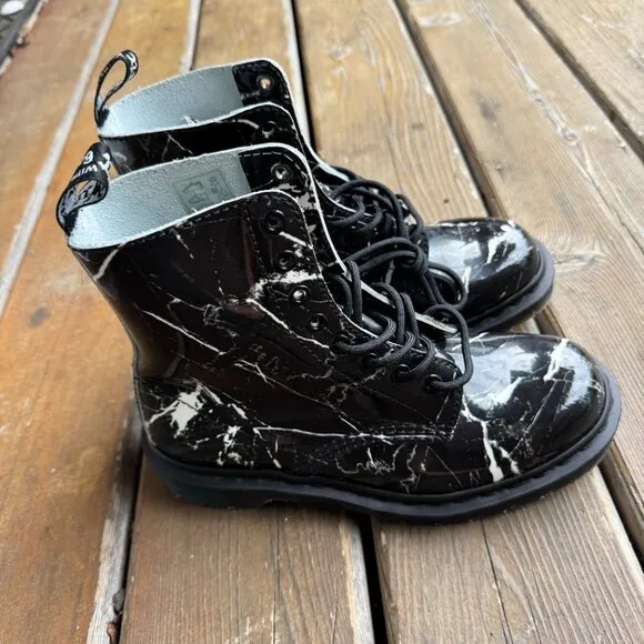 NWOT Dr Martens 1460 Pascal Marble Black/White Ankle 8 hole Boots - EU 38/ US 7