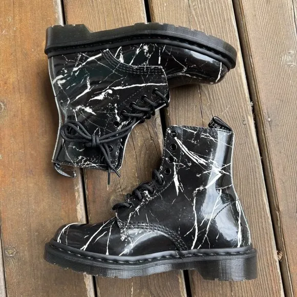 NWOT Dr Martens 1460 Pascal Marble Black/White Ankle 8 hole Boots - EU 38/ US 7
