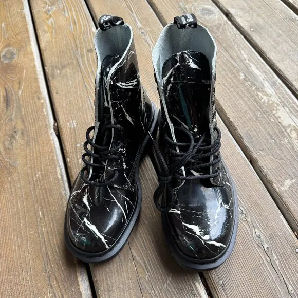 NWOT Dr Martens 1460 Pascal Marble Black/White Ankle 8 hole Boots - EU 38/ US 7