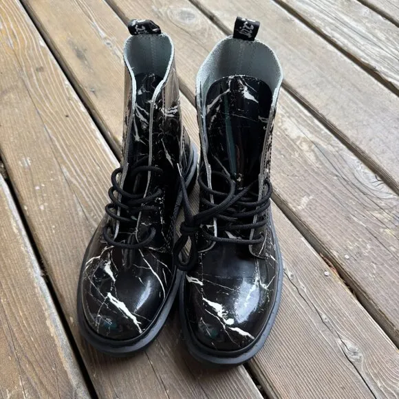 NWOT Dr Martens 1460 Pascal Marble Black/White Ankle 8 hole Boots - EU 38/ US 7