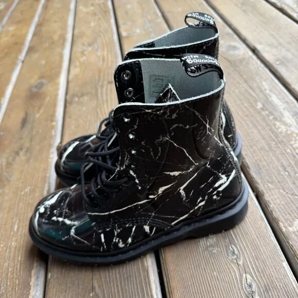 NWOT Dr Martens 1460 Pascal Marble Black/White Ankle 8 hole Boots - EU 38/ US 7