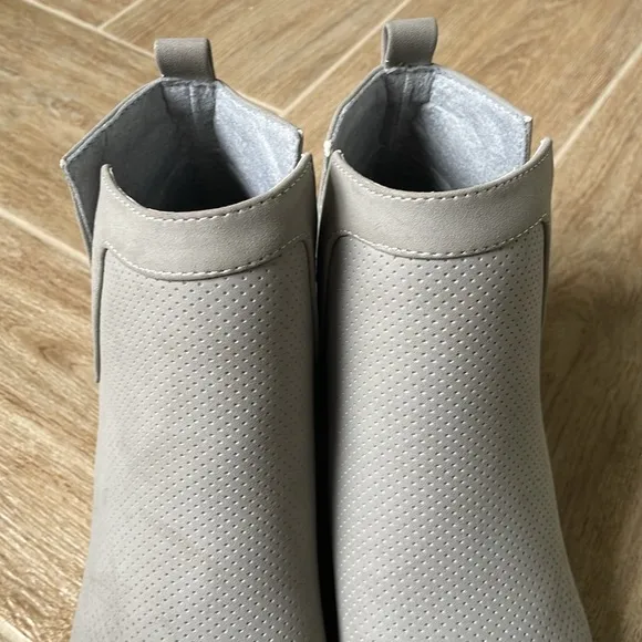   nwot   Faux Suede Ankle Boots