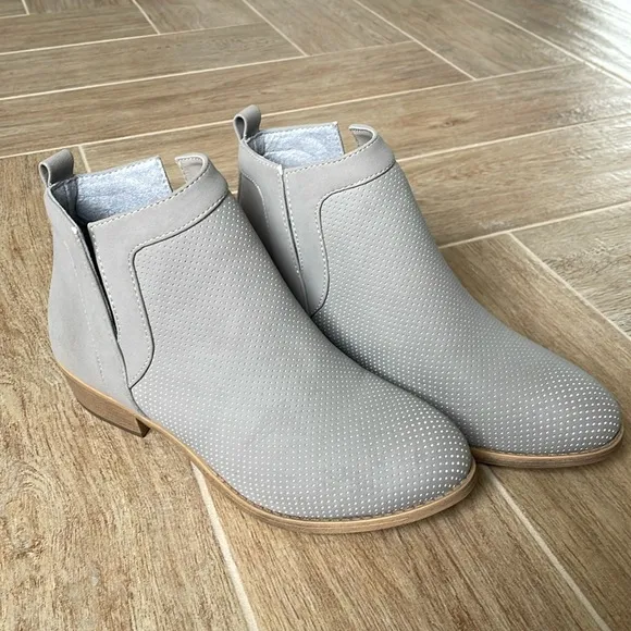   nwot   Faux Suede Ankle Boots