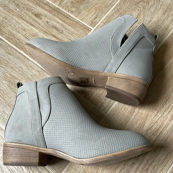   nwot   Faux Suede Ankle Boots
