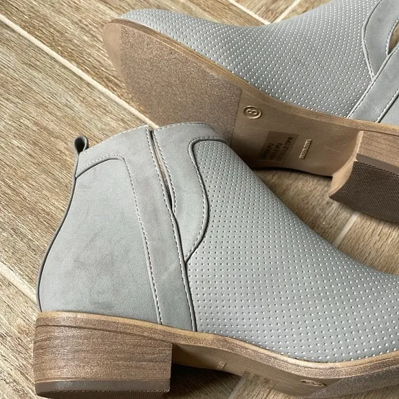   nwot   Faux Suede Ankle Boots