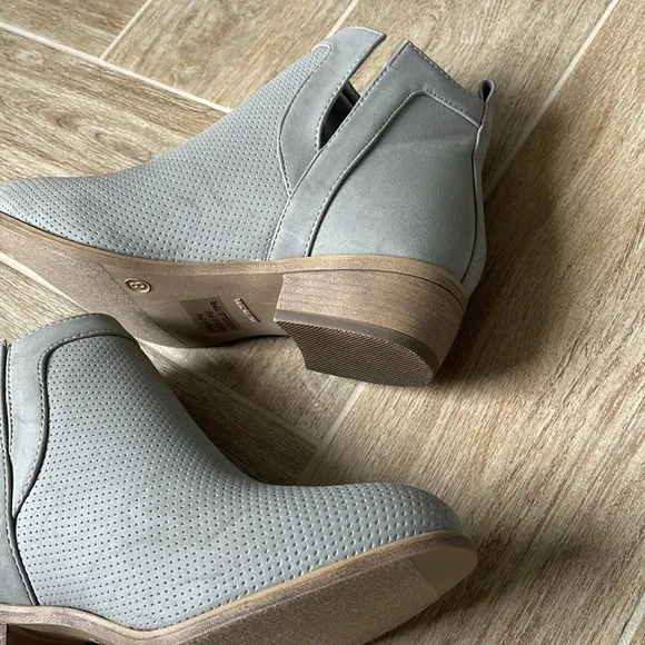   nwot   Faux Suede Ankle Boots