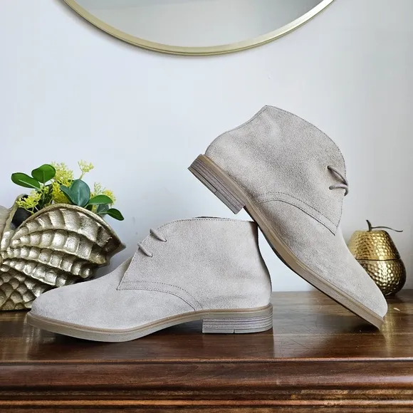 NWOT Hush Puppies Bailey Chukka 2 Genuine Leather Suede Beige Tan Ankle Boots