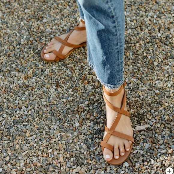 NWOT Jenni Kayne Tan Leather Strappy Sandals with Flat Sole