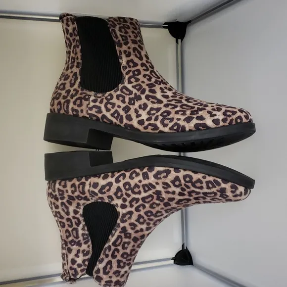 NWOT Leopard print boots