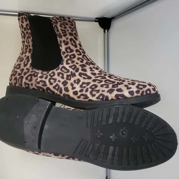 NWOT Leopard print boots