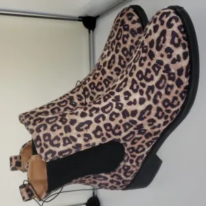 NWOT Leopard print boots