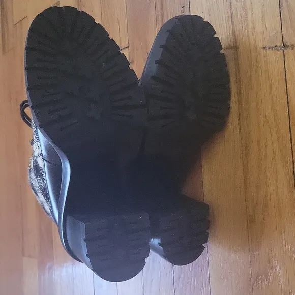 NWOT Tory Burch lug sole boots
