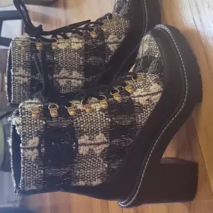 NWOT Tory Burch lug sole boots