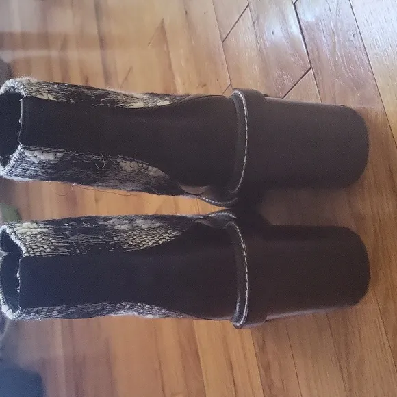 NWOT Tory Burch lug sole boots