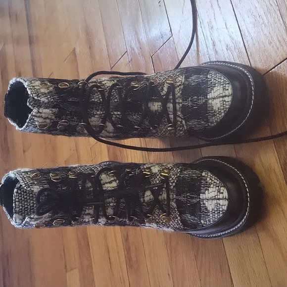 NWOT Tory Burch lug sole boots