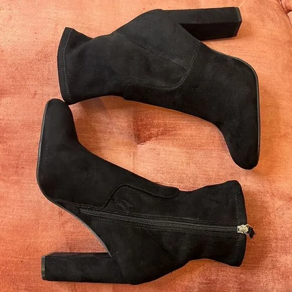 NWOT  Steve Madden Black Sueded High Ankle Boots - Size 10M