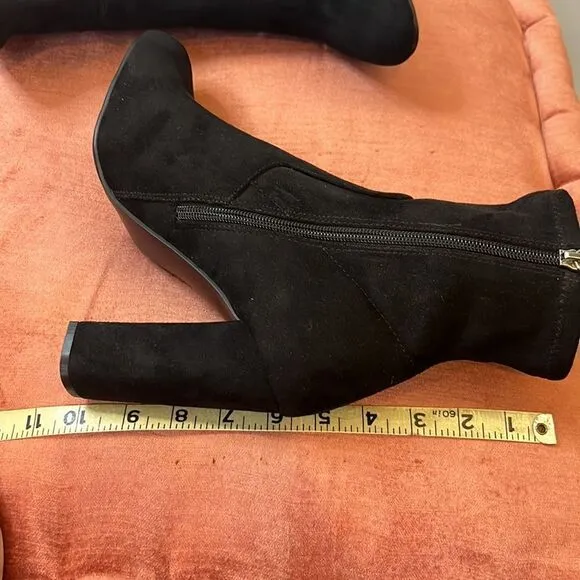 NWOT  Steve Madden Black Sueded High Ankle Boots - Size 10M