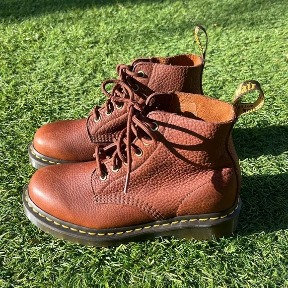 NWT DR MARTENS 101 Ambassador Leather Ankle Boots!