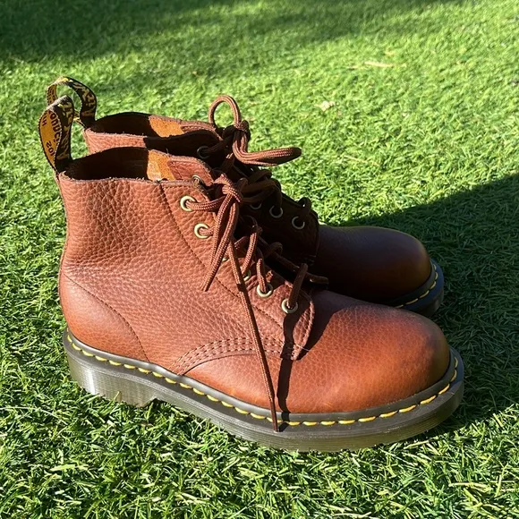 NWT DR MARTENS 101 Ambassador Leather Ankle Boots!