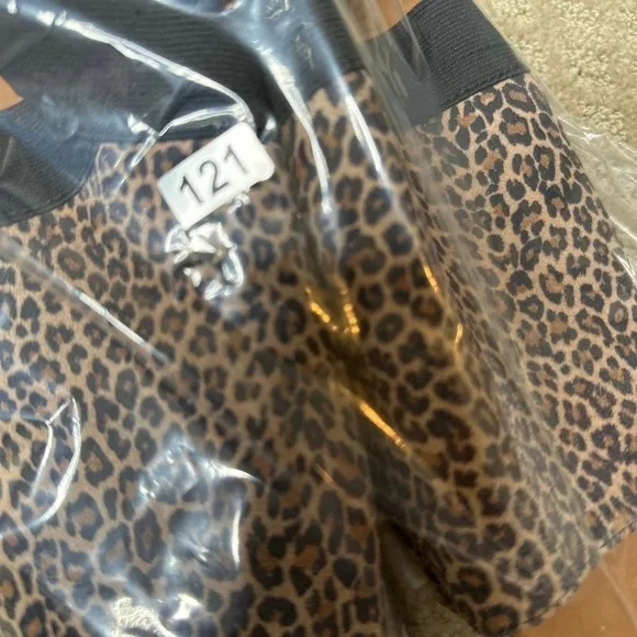 NWT Kenneth Cole Gentle Souls Womens Lily Cross Sandals Shoes Cheetah Brown 8.5
