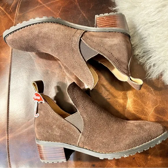 NWT NWOB $130 BlondoSandra Waterproof Suede Booties