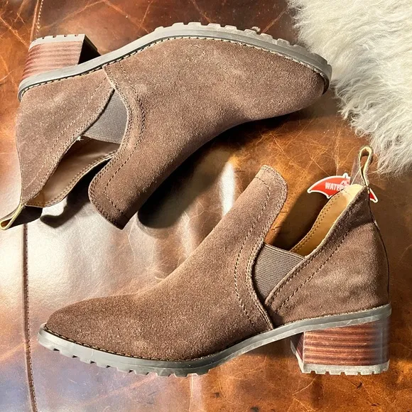 NWT NWOB $130 BlondoSandra Waterproof Suede Booties