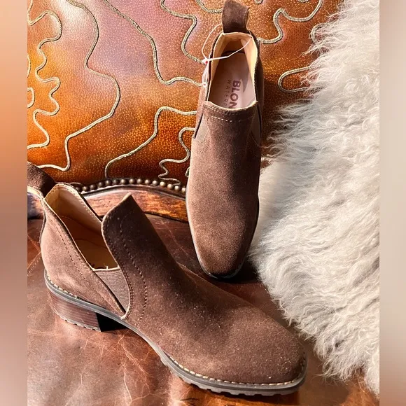 NWT NWOB $130 BlondoSandra Waterproof Suede Booties