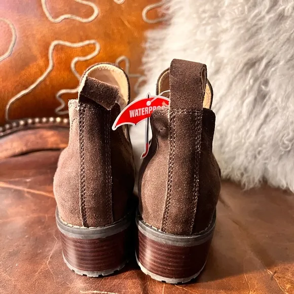 NWT NWOB $130 BlondoSandra Waterproof Suede Booties