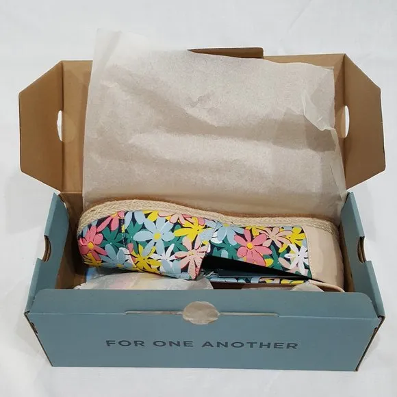 NWT TOMS Multi Giant Flower Print Shoes Youth Size 6