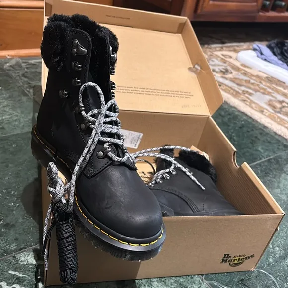 NWT women’s 7 Doc Marten Serena Collar fuzzy black leather boots